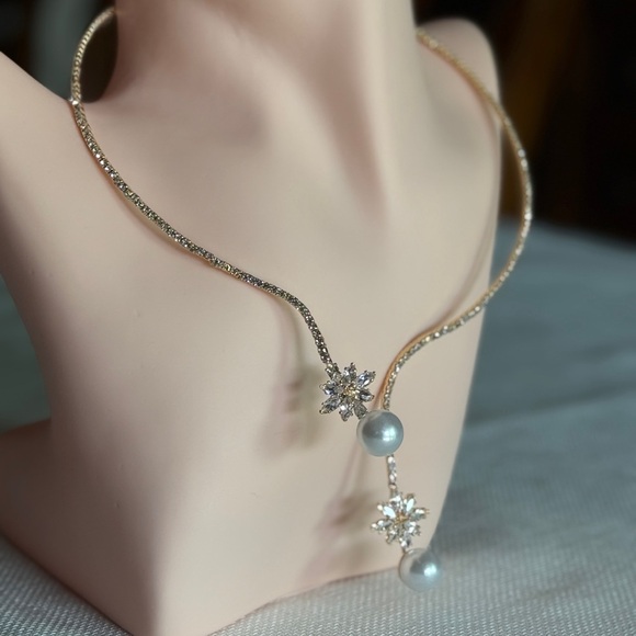 18K Gold Plated Floral White Pearl Necklace - Picture 7 of 7